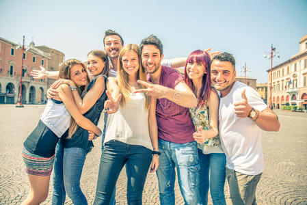 一群开心的小朋友图片