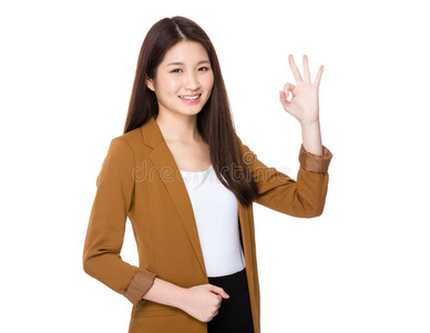 亚洲年轻的女商人，手势良好