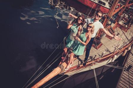 假日 时尚人士 连衣裙 海洋 朋友 聚会 香槟 甲板 航海