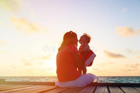 母亲和小女儿在日落时玩得很开心