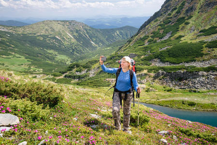 电话 白种人 幸福 闲暇 成人 冒险 背包 草地 自然 云景