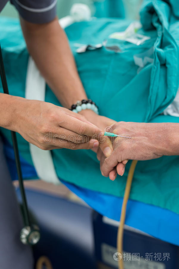 麻醉医生打开静脉输液