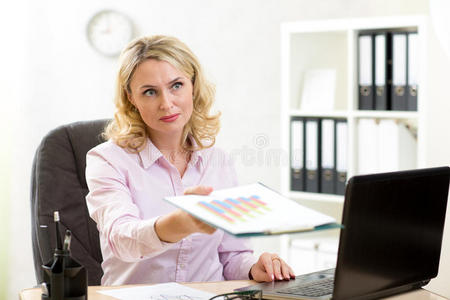 在室内 采访 老年人 满足 书桌 女士 文件夹 计算机 信息