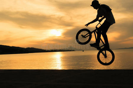 宝马自行车车手对抗美丽的日落。