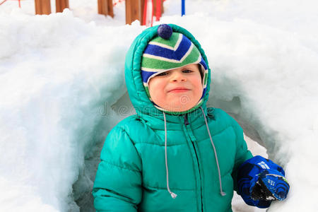 小男孩在冬雪中玩耍