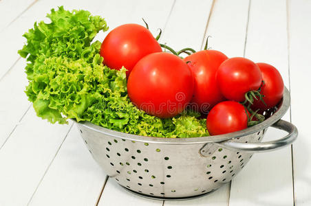 新鲜生菜和两种西红柿