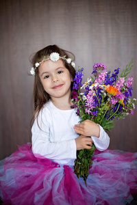 一个小甜笑的女孩抱着一束花的亲密或特质