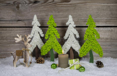 乡村风格的木制圣诞装饰，苹果绿白色，蜡烛和驯鹿。