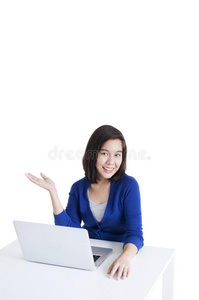 商务女性与笔记本电脑开放的手演示