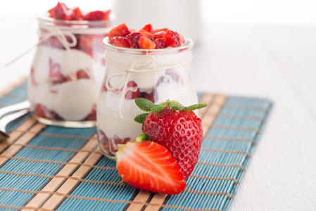 草莓 罐子 食物 饮食 小吃 特写镜头 甜的 甜点 酸奶