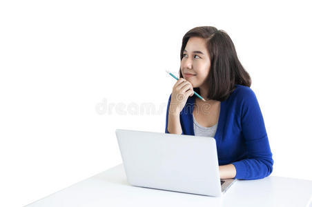 商务女性用笔记本电脑工作和思考