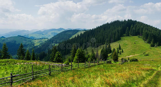 领域 小山 春天 乡村 房子 栅栏 天空 场景 季节 高加索