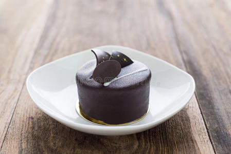 木制背景上的黑巧克力蛋糕
