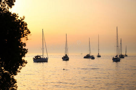 日落时锚定的帆船