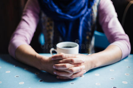 椅子 日光 早晨 折叠 饮料 杯子 热的 成人 桌子 费姆