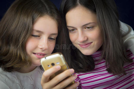 手机 小孩 每个 女孩 电话 白种人 姐妹 微笑 孩子们