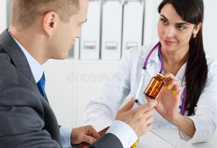 美丽的女性医生给男性病人吃药