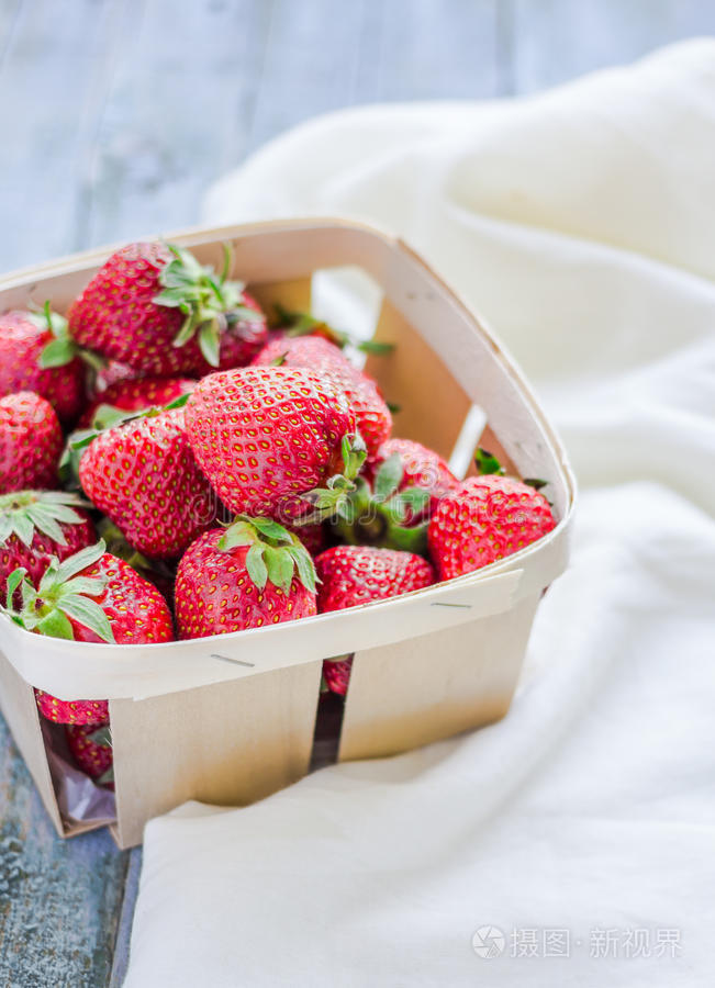 新鲜草莓在一个盒子里，生食，夏季浆果，选择性