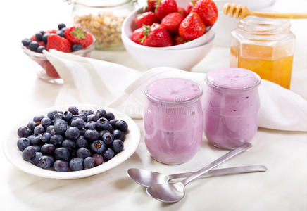 早餐加蓝莓酸奶