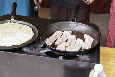 用培根做煎饼