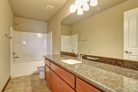 真实的 房间 新的 下沉 浴缸 浴室 洗澡 建筑 翻新 公寓