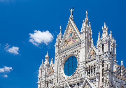 意大利托斯卡纳阳光明媚的夏日里锡耶纳大教堂的细节