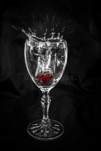 樱桃滴在酒杯里