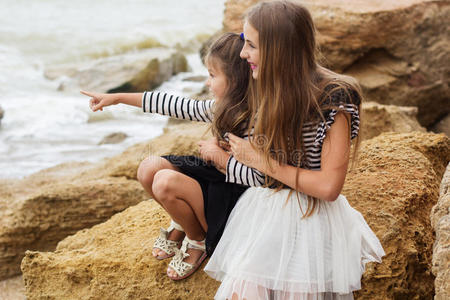 白种人 海滨 自然 连衣裙 可爱的 友谊 闲暇 小孩 亲戚