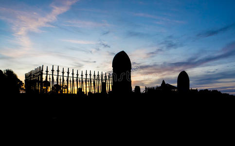 日落时的墓地