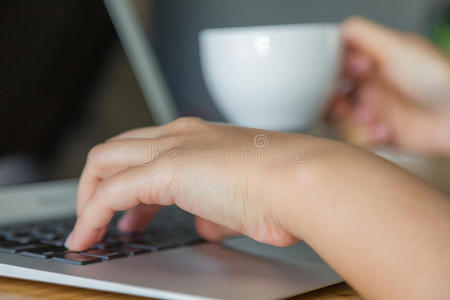 商业女性在笔记本电脑键盘上打字的特写镜头