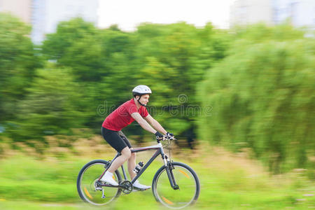 自行车和运动概念英俊的白种人骑手有一个双