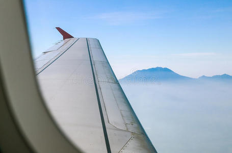 飞行 旅行 薄雾 首脑会议 运输 空气 场景 天线 美丽的