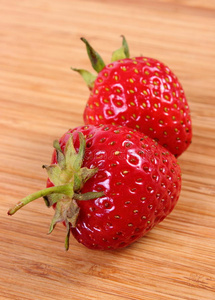 木质表面鲜草莓