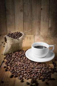 一杯黑咖啡和咖啡豆