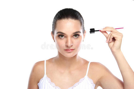 有吸引力的白种人模型使用眉毛梳子