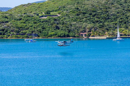 蓝色和白色水上飞机在蓝色海湾上空