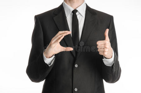 商人和手势主题一个穿着黑色西装和领带的人握着他的右手，左边显示了一个向上的标志