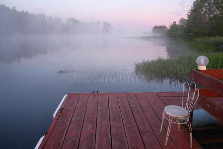 河上有雾的早晨
