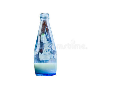 玻璃瓶中有白色液体