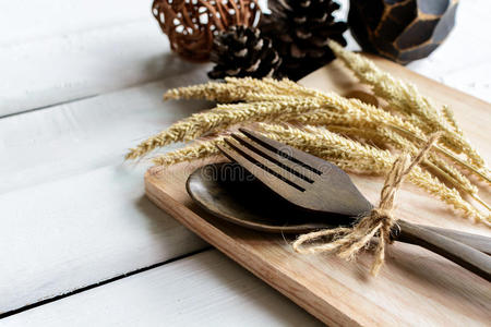 用木勺和叉子装饰季节性餐桌