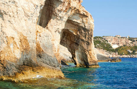 阳光明媚的希腊扎金托斯蓝色洞穴
