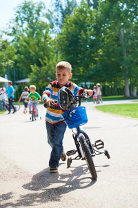 运动 公园 乐趣 自行车 男孩 骑自行车 可爱的 孩子们