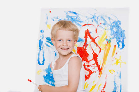 可爱的小男孩用刷子画画。 学校。 学前班。 教育。 创造力