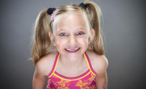 可爱的微笑的小女孩照片