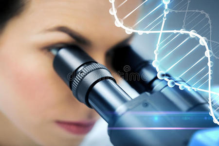 关闭科学家在实验室寻找显微镜