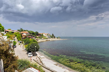 古镇背景上的黑海。