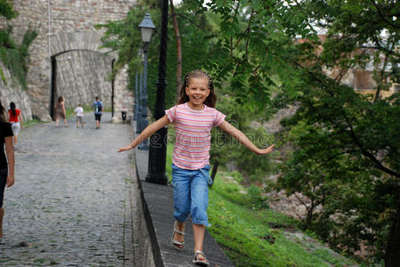 布达佩斯 女孩 步行 运行 匈牙利 小孩 童年 微笑 跑步