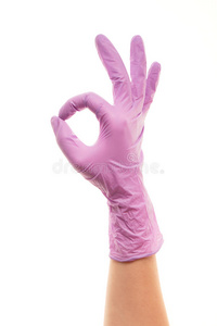 女性医生的手在紫色的手术手套上显示出OK的迹象