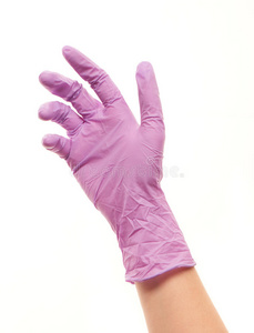 女性医生的手戴着紫色消毒手术手套
