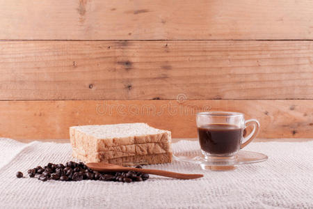 咖啡豆和杯子里的速溶咖啡。